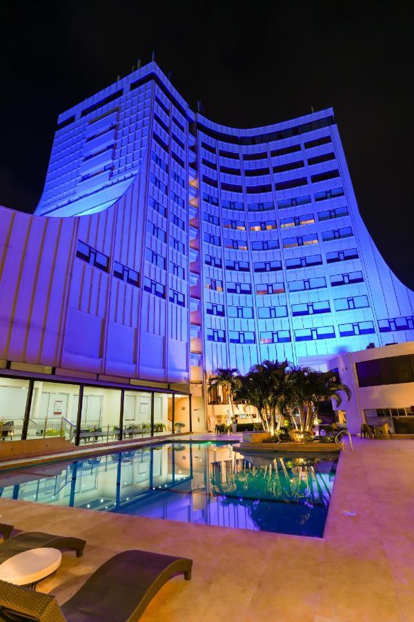 Hotel Casino Internacional กูกูตา ภายนอก รูปภาพ The hotel at night